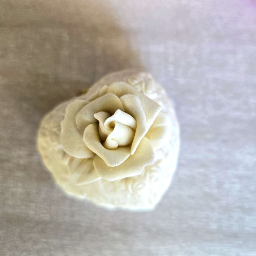 Vintage Miniture Carved White Rose Trinket Box - Picture 2 of 16